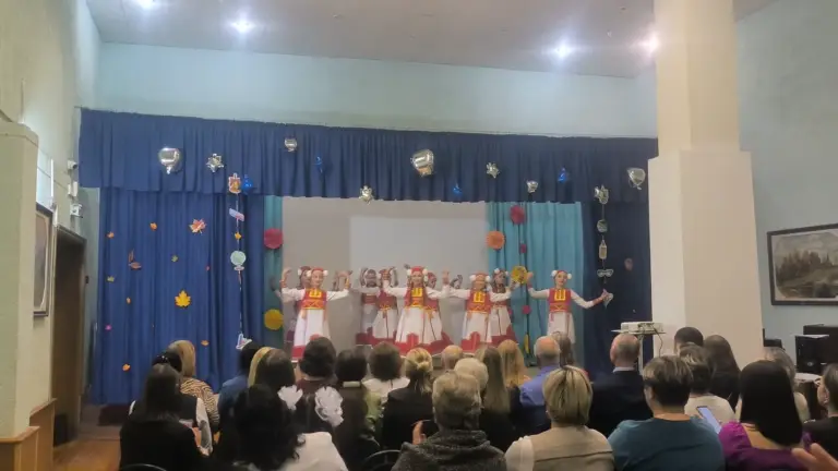Воспитанники «Арского» поздравили педагогов Кротовской школы с Днем учителя